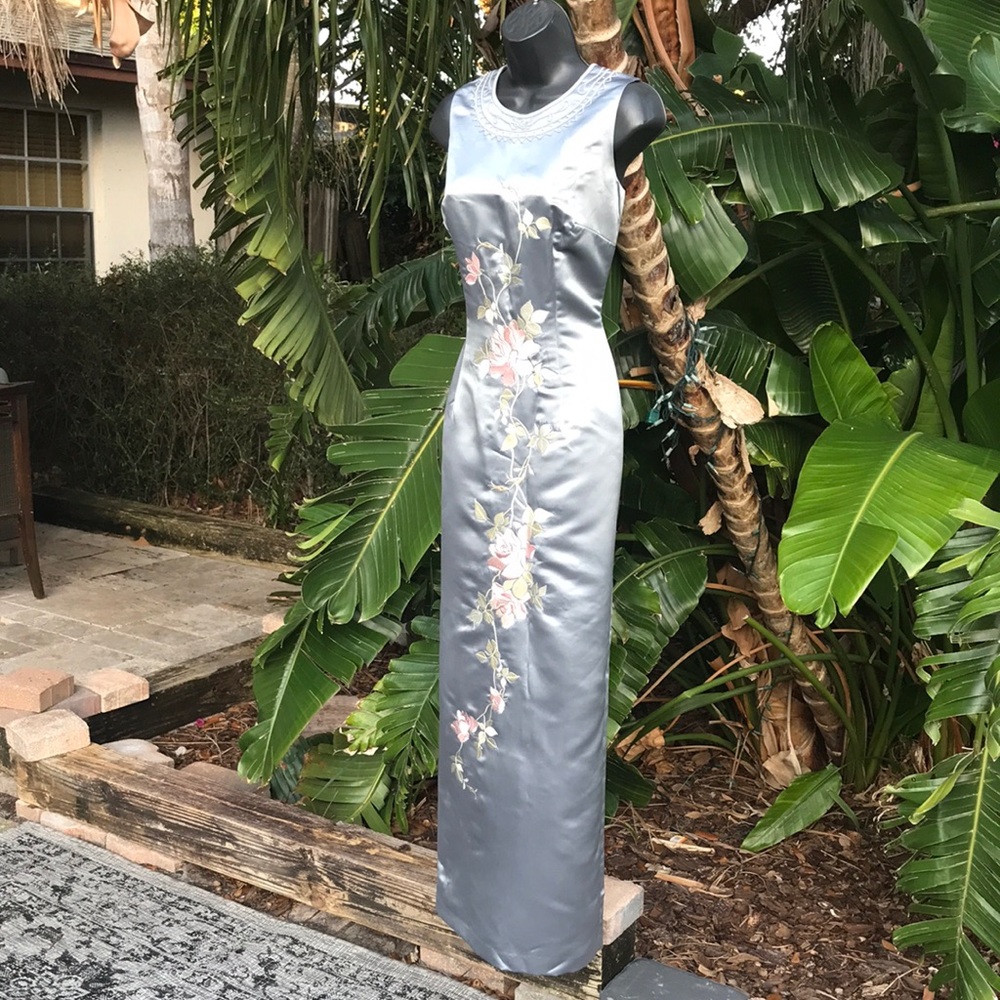 Embroidered satin column maxi dress or CheongSam - Picture 4 of 17